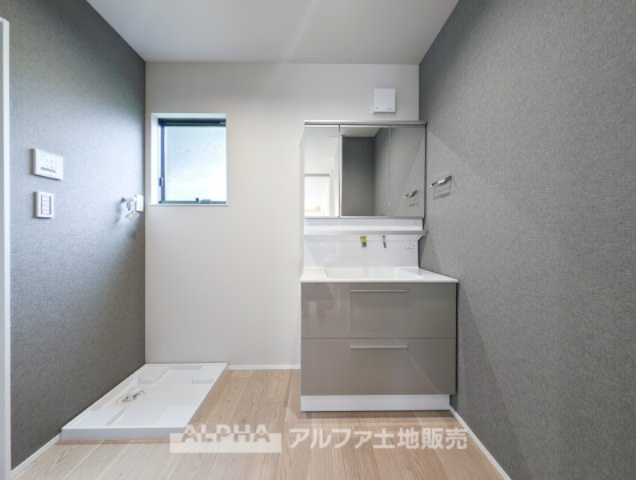 国立市谷保新築オール電化戸建の独立洗面台|【Laundry space】
◆ランドリースペース◆広々した空間で雨の日でも十分に洗濯物を乾かすことが出来ます。バスルームには浴室換気乾燥機も付いているので重宝しますね。