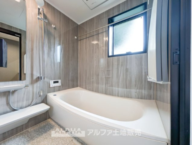国立市谷保新築オール電化戸建の浴室|【Bathroom】
◆浴室換気乾燥機付きUB◆雨に日でも洗濯物が乾かせ、同時に室内を乾燥させる為、カビ、汚れの発生を抑えます。暖房機機能があり冬場は入浴前に暖め可能でとても重宝します。