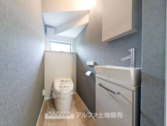 国立市谷保新築オール電化戸建のトイレ|【Tankless Toilet】
◆タンクレストイレ◆はスッキリとしたデザインと省スペースなので空間が広がり快適に。節水効果も高く水道代も節約でき省エネ効果も良いのが嬉しいですね。
