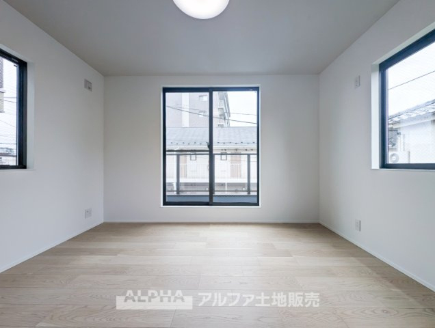 国立市谷保新築オール電化戸建の洋室|【room】
◆居室◆光に包まれるように設計された空間。太陽の光が爽やかな目覚めを誘い、良い一日を予感させてくれます。