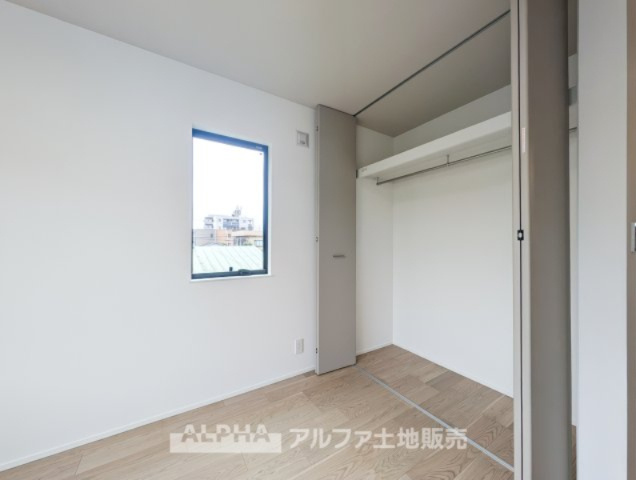 国立市谷保新築オール電化戸建の収納|【closet】
◆クロゼット◆各居室のクロゼットは大好きな服、大事なバッグやアクセサリー、そして大切な思い出の品々。そんなものを傍らにそっと置いておきたい場所です。