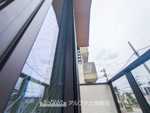 国立市谷保新築オール電化戸建のバルコニー|【Double glazing】
◆複層ガラス◆結露の発生、冷暖房効果が損なわれる様々な原因は『熱の移動』にあります。複層ガラスは高性能な断熱材となり熱の通り道を遮断する為、冷暖房効果をより高めます。