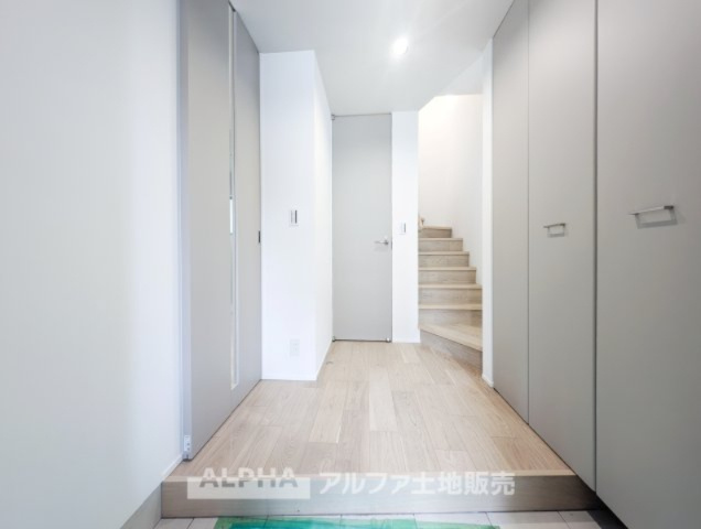 国立市谷保新築オール電化戸建の玄関|【Shoes cloakroom】
◆シューズクローク◆多彩な収納のアレンジが行えるのもポイントの一つ。何通りもの配置ができるので、魅せる収納にも対応ができます。家族の思い出をフォトフレームに飾る。