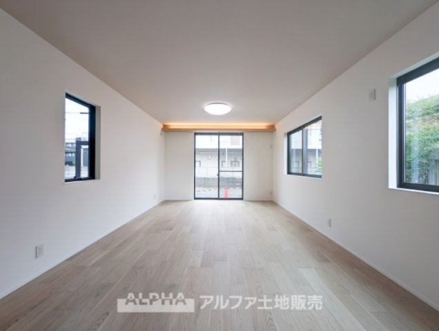 国立市谷保新築オール電化戸建の居間・リビング|【Livingroom】
◆爽やかな空間◆窓をあけるとリビングに通り抜ける清々しく心地よい冷涼なそよ風がこの空間を涼しくしてくれる。風通しの良さは人にとっても家にとっても健康的で気持ちいいものです。