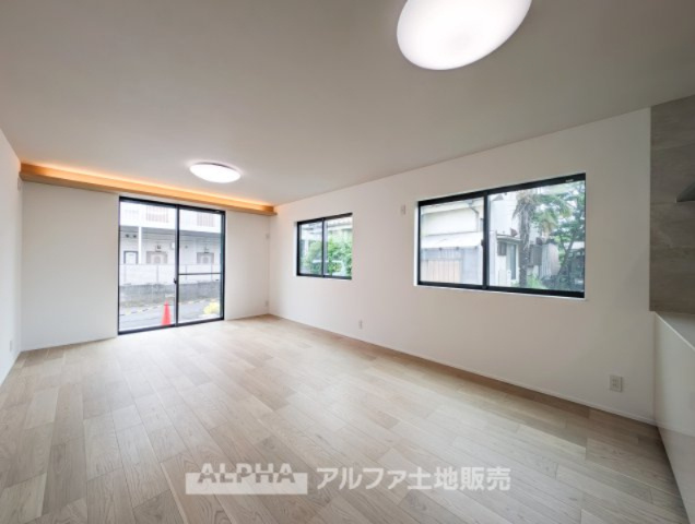 国立市谷保新築オール電化戸建の居間・リビング|【Living room】
◆時を忘れる場所◆ここにはみんなが集い、食事と楽しい会話が始まる。話に夢中になりすぎて、ついつい時を忘れ夜半過ぎになってしまう。そんな束の間の幸せを感じさせてくれる場所。