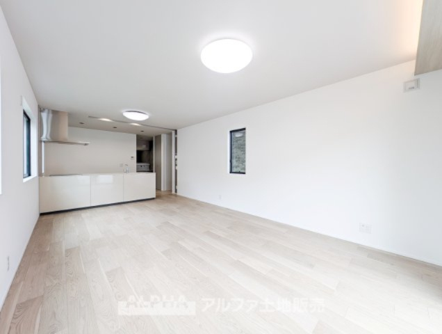 国立市谷保新築オール電化戸建の居間・リビング|【The situation】
◆シチュエーション◆リビングルームのドアを開くと、窓から飛び込むのは緑と光の風光明媚な景色。僕の目に映るは、ここで家族と会話をワイワイガヤガヤ楽しんでいる様子。