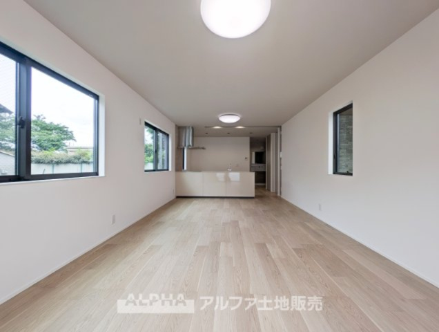 国立市谷保新築オール電化戸建の居間・リビング|【Comfortable living】
◆居心地のいい暮らし◆には欠かせない眩い採光。ゆったりとした幅の窓からこの空間に降り注ぐ採光が絶えない。明るいリビングこそ居心地のいい暮らしが待っていると思う