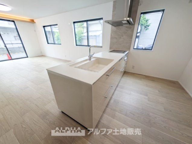 国立市谷保新築オール電化戸建のキッチン|【Happy circle Kitchen】
◆団欒キッチン◆対面のキッチンからは家族の団欒が飛び交い明るい陽射しを浴びながらの朝食はまるでドラマのワンシーンみたい。