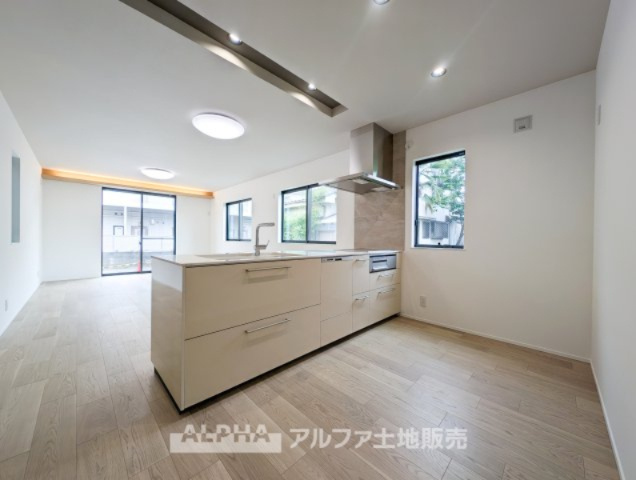 国立市谷保新築オール電化戸建のキッチン|【Kitchen】
◆キッチン◆美しく使いやすいキッチンは油汚れが簡単に拭き取れる素材で加工されており、浄水器シャワーから流す水の音を軽減する静かなシンクを採用。見えないところにさり気ない配慮が嬉しい