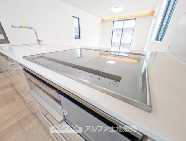 国立市谷保新築オール電化戸建のキッチン|【IH cooking heater】
◆IHクッキングヒーター◆火を使わず調理できる為、小さなお子様が居ても安心のアイテム。お掃除もサッとひと拭きで綺麗になるので楽チンですね。