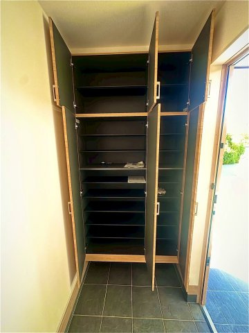 ブルーミングガーデン西原町小那覇・１号棟の収納|全身鏡付きの天井高シューズクローゼットは、可動式棚付きで収納力抜群です！