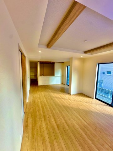 ブルーミングガーデン西原町小那覇・１号棟の居間・リビング|掃き出し窓が２か所付きで明るく広々としたLDK20帖