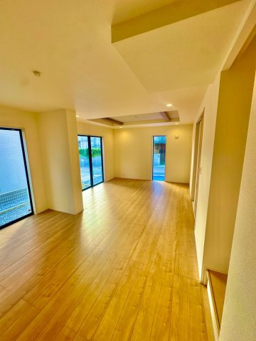 ブルーミングガーデン西原町小那覇・１号棟の居間・リビング|木目調の化粧梁を配した折上天井はLDE照明埋込標準！後付けシーリングファン設置可能な下地補強仕様です！