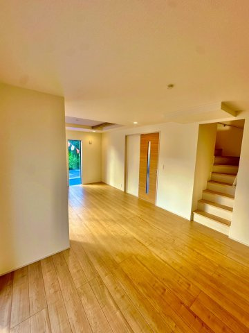 ブルーミングガーデン西原町小那覇・１号棟の居間・リビング|家族のコミュニケーションを促進するリビングイン階段