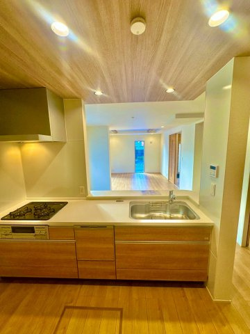 ブルーミングガーデン西原町小那覇・１号棟のキッチン|会話の弾む対面式のシステムキッチン／ダイニングの眺め