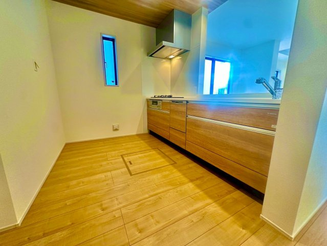 ブルーミングガーデン西原町小那覇・１号棟のキッチン|会話の弾む対面式のシステムキッチン／換気窓＆床下収納付き