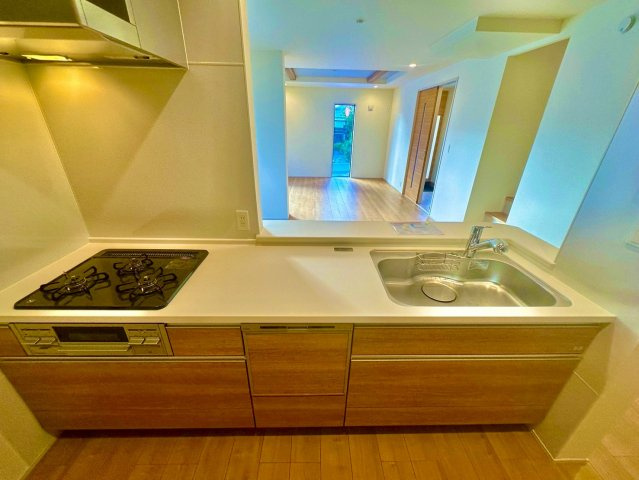 ブルーミングガーデン西原町小那覇・１号棟のキッチン|レンジフード＆ガスコンロ３口＆作業台＆流し台＆ビルトイン食洗器洗浄乾燥機