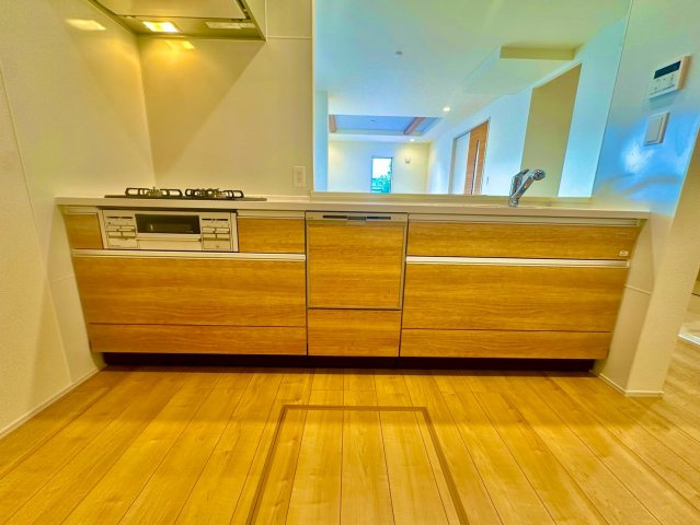 ブルーミングガーデン西原町小那覇・１号棟のキッチン|レンジフード＆ガスコンロ３口＆作業台＆流し台＆ビルトイン食洗器洗浄乾燥機