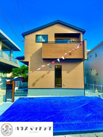 ブルーミングガーデン西原町小那覇・１号棟の外観|西原東小まで徒歩８分！西原東中まで徒歩９分！サンエー西原シティまで徒歩10分と利便性の高い西原町小那覇に新築全２棟誕生♪お問合せは㈱アールジェイエステート担当の宮平まで☎070-9043-5429