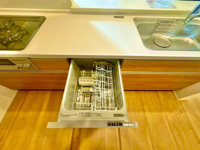 ブルーミングガーデン西原町小那覇・１号棟のキッチン|家事が楽になるビルトイン食洗器洗浄乾燥機で家事の時短は勿論、高温水洗浄で衛生面も◎