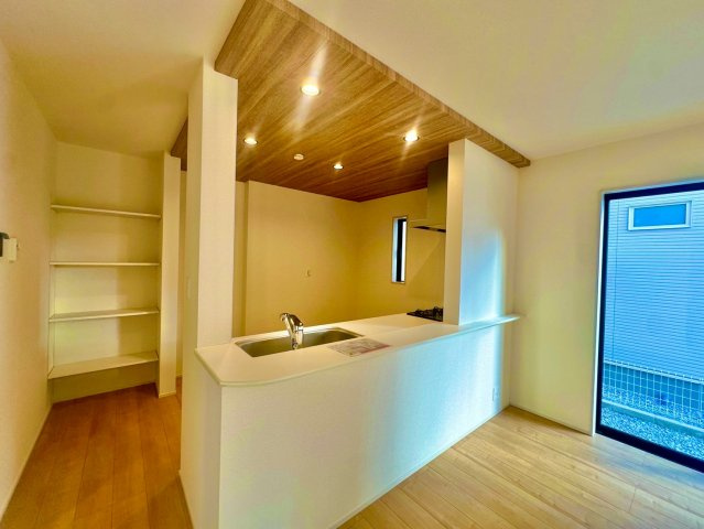 ブルーミングガーデン西原町小那覇・１号棟のキッチン|人造大理石カウンタートップの対面式のシステムキッチン