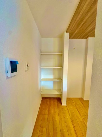ブルーミングガーデン西原町小那覇・１号棟の収納|キッチン脇には、便利な造り付け棚付き