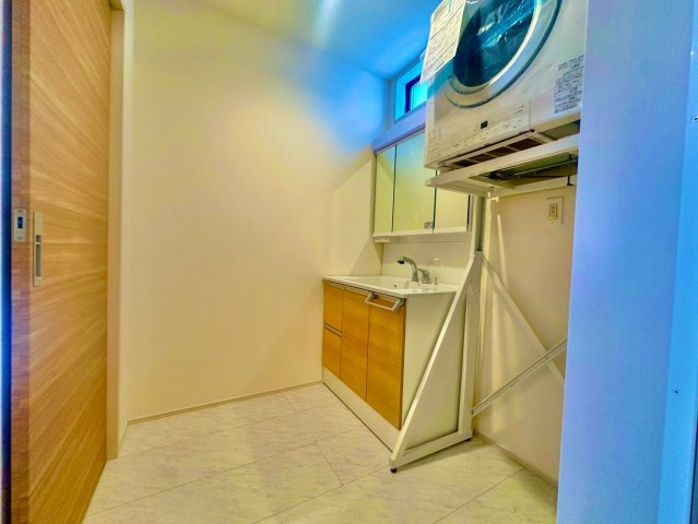 ブルーミングガーデン西原町小那覇・１号棟の独立洗面台|通常よりもワイドなハンドシャワー付き洗面化粧台＆洗濯機置き場にガス乾燥機を設置／床下収納＆収納スペースも確保◎