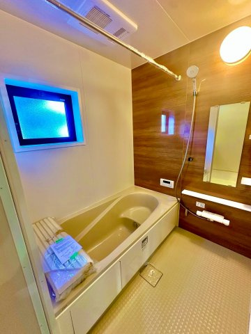 ブルーミングガーデン西原町小那覇・１号棟の浴室|１坪以上のユニットバスには浴室暖房換気乾燥機・物干し竿・換気窓を設置◎