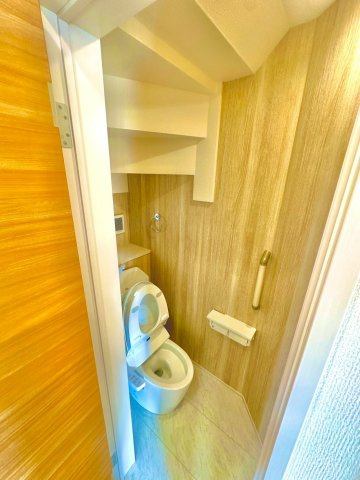 ブルーミングガーデン西原町小那覇・１号棟のトイレ|１階トイレ・換気窓＆便利な収納＆ロック機能付き／温水洗浄便座