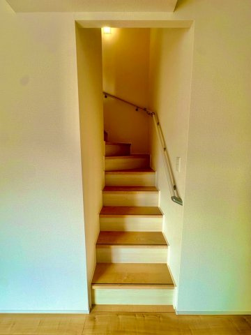 ブルーミングガーデン西原町小那覇・１号棟の内装|手すり付きのリビングイン階段／採光窓付き