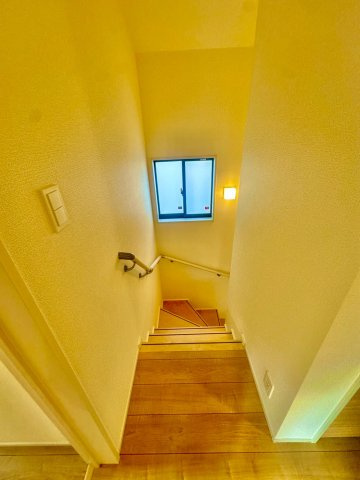 ブルーミングガーデン西原町小那覇・１号棟の内装|手すり付きのリビングイン階段／採光窓付き