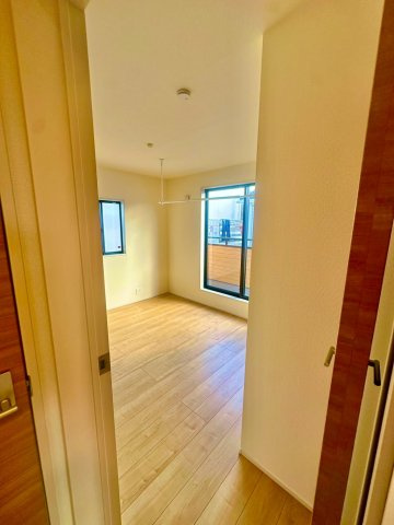 ブルーミングガーデン西原町小那覇・１号棟の洋室|将来的に部屋を分けても使える２階洋室9.5帖（5帖＋4.5帖）／後付け壁が設置可能な下地対応済み仕様