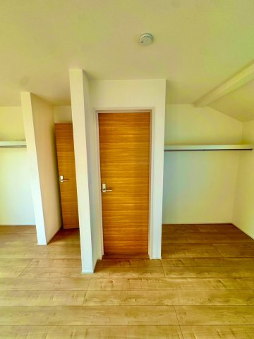 ブルーミングガーデン西原町小那覇・１号棟の洋室|将来的に部屋を分けても使える２階洋室9.5帖（5帖＋4.5帖）／後付け壁が設置可能な下地対応済み仕様