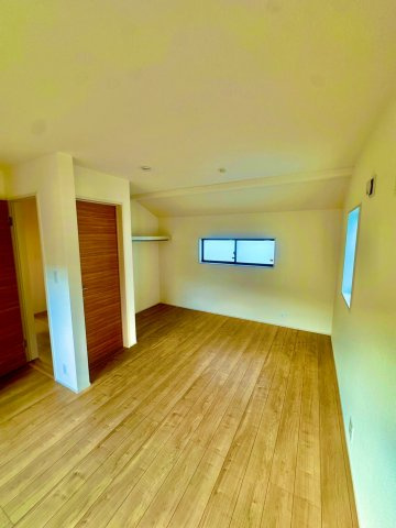 ブルーミングガーデン西原町小那覇・１号棟の洋室|将来的に部屋を分けても使える２階洋室9.5帖（5帖＋4.5帖）／後付け壁が設置可能な下地対応済み仕様