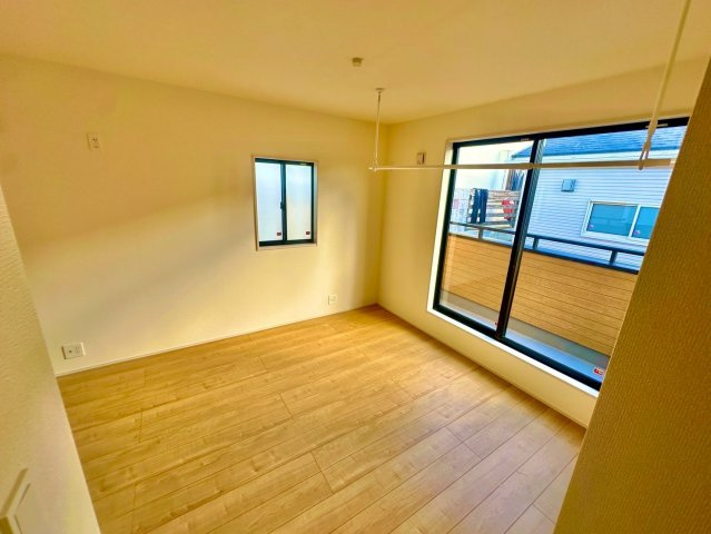 ブルーミングガーデン西原町小那覇・１号棟の洋室|将来的に部屋を分けても使える２階洋室9.5帖（5帖＋4.5帖）バルコニー出入口側