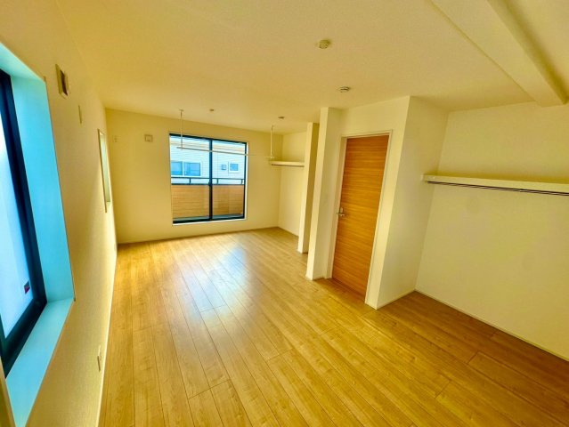 ブルーミングガーデン西原町小那覇・１号棟の洋室|二面採光の２階洋室6.37帖・バルコニー出入口付き