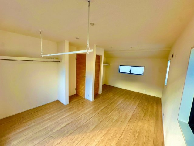 ブルーミングガーデン西原町小那覇・１号棟の洋室|将来的に部屋を分けても使える２階洋室9.5帖（5帖＋4.5帖）オープンクローゼット＆吊り上げ式の室内物干付き