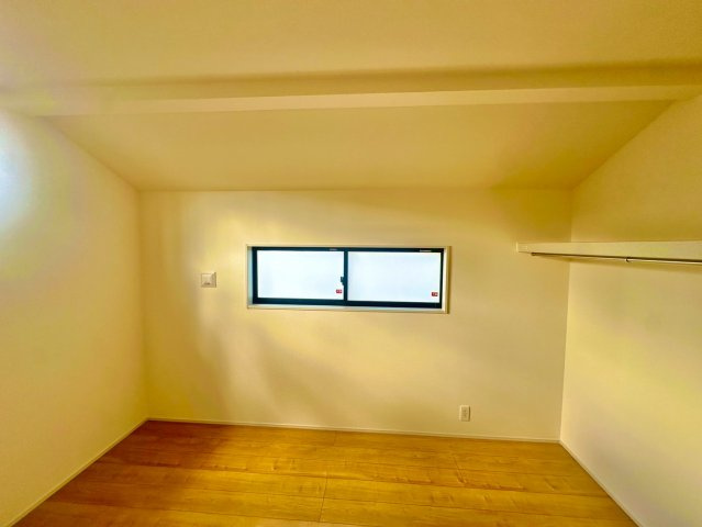 ブルーミングガーデン西原町小那覇・１号棟の洋室|将来的に部屋を分けても使える２階洋室9.5帖（5帖＋4.5帖）オープンクローゼット＆吊り上げ式の室内物干付き