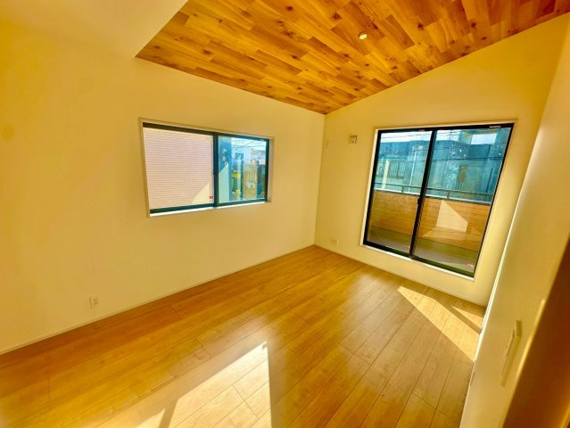 ブルーミングガーデン西原町小那覇・１号棟の洋室|２階洋室6.37帖／空間の広がりが生まれる匂配天井には、アクセントクロスで個性的な空間を演出！