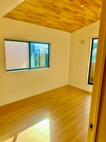 ブルーミングガーデン西原町小那覇・１号棟の洋室|二面採光の２階洋室6.37帖・バルコニー出入口付き