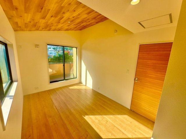 ブルーミングガーデン西原町小那覇・１号棟の洋室|２階洋室6.37帖／空間の広がりが生まれる匂配天井には、アクセントクロスで個性的な空間を演出！