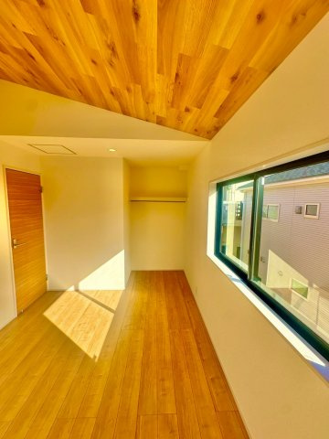 ブルーミングガーデン西原町小那覇・１号棟の洋室|二面採光の２階洋室6.37帖・オープンクローゼット付き