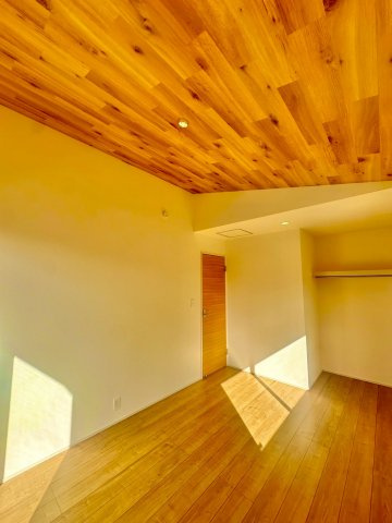 ブルーミングガーデン西原町小那覇・１号棟の洋室|二面採光の２階洋室6.37帖・オープンクローゼット付き