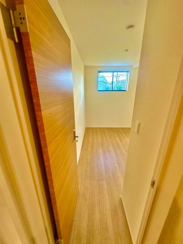 ブルーミングガーデン西原町小那覇・１号棟のその他|二面採光の２階洋室５帖