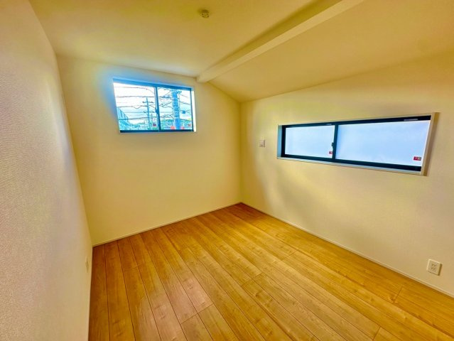 ブルーミングガーデン西原町小那覇・１号棟の洋室|二面採光の２階洋室５帖