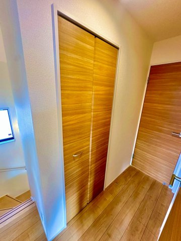 ブルーミングガーデン西原町小那覇・１号棟の収納|２階廊下側に設置された収納スペース