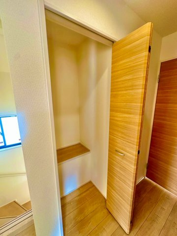 ブルーミングガーデン西原町小那覇・１号棟の収納|２階廊下側に設置された収納スペース