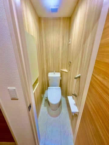 ブルーミングガーデン西原町小那覇・１号棟のトイレ|２階トイレ・換気窓＆便利な収納＆ロック機能付き／温水洗浄便座