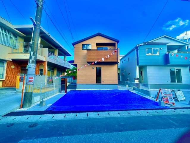 ブルーミングガーデン西原町小那覇・１号棟の前面道路含む現地写真|並列３台駐車可能スペース付き！お気軽にお問い合わせください♪