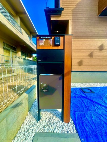 ブルーミングガーデン西原町小那覇・１号棟の防犯設備|TVモニター付インターフォン＆外水栓＆宅配ボックスを設置